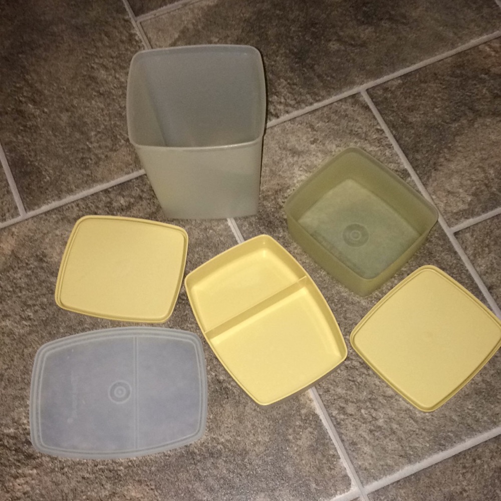 3 Tupperware containers - Picture 3 of 5